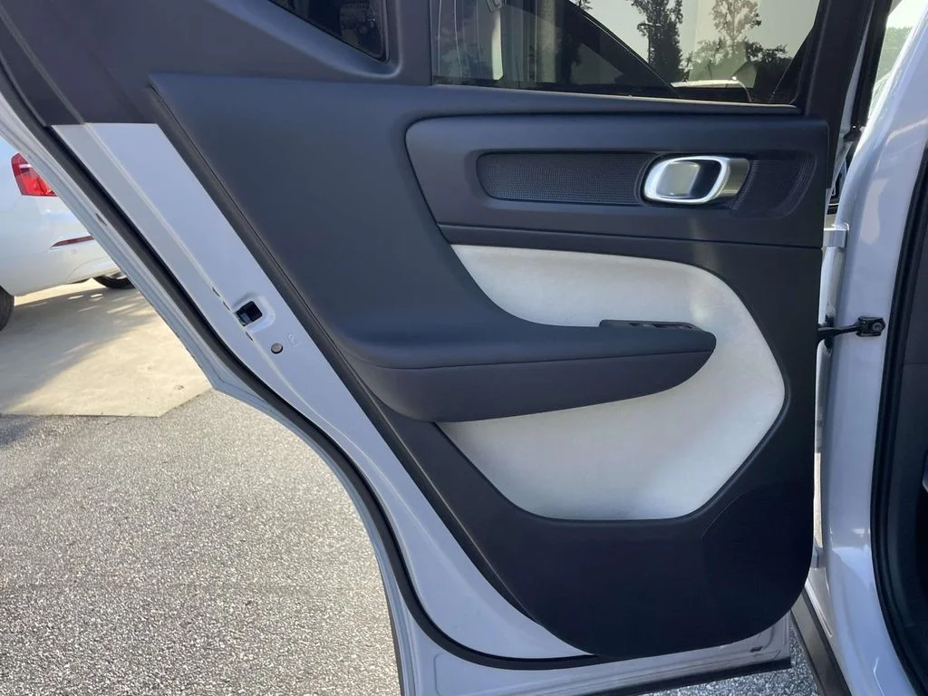 Used 2022 Glacier Silver Metallic Volvo Inscription image 2