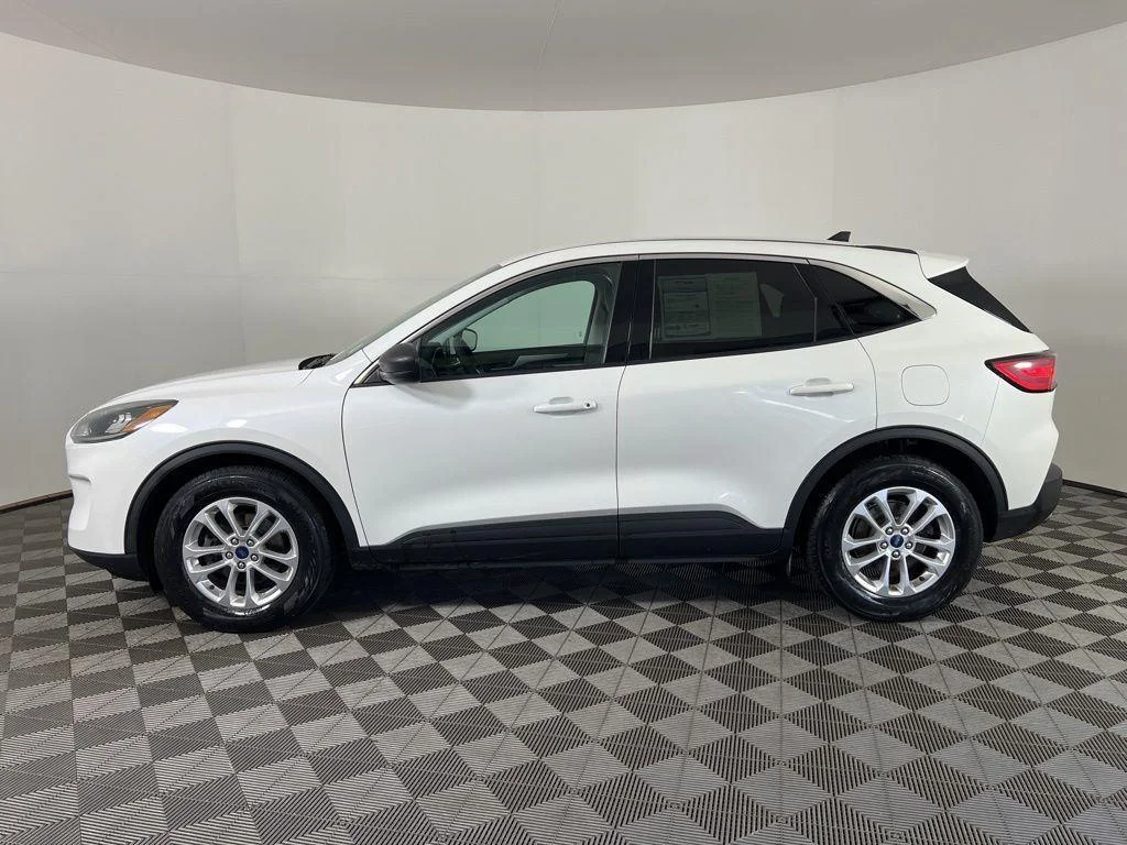 Used 2022 White Metallic Ford SE image 8