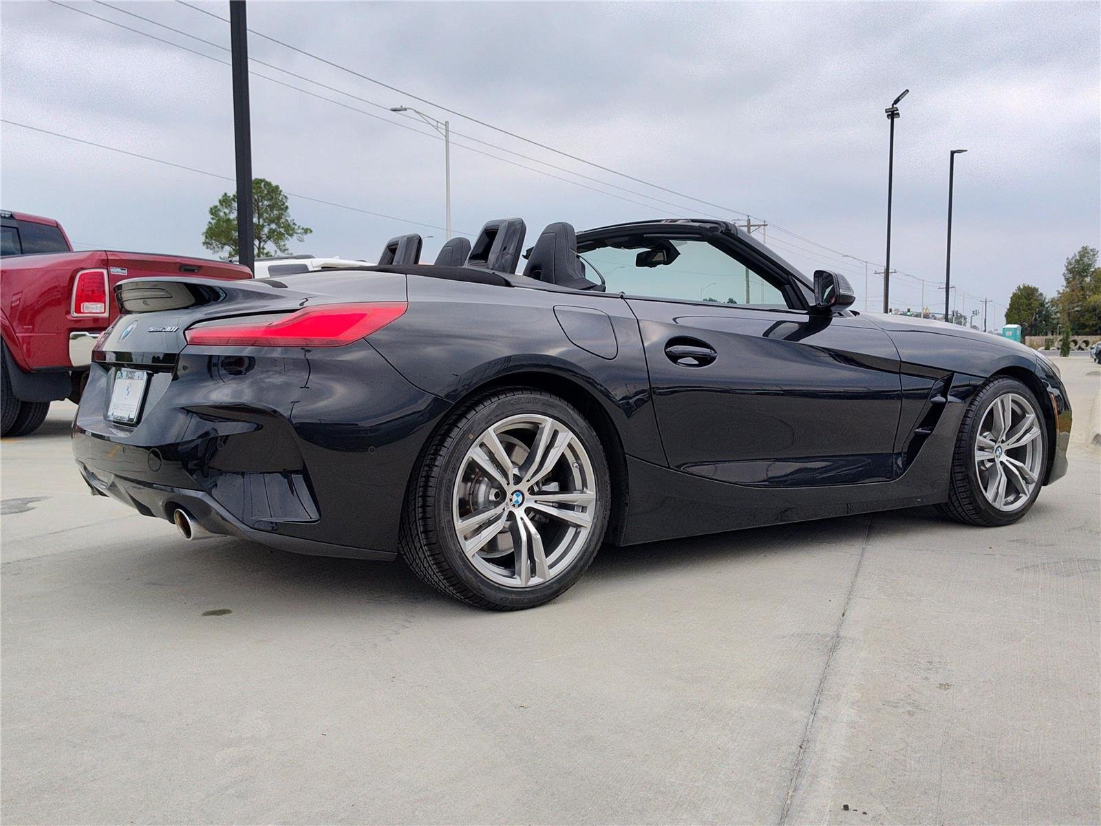 Used 2025 Black Sapphire Metallic BMW sDrive30i image 8