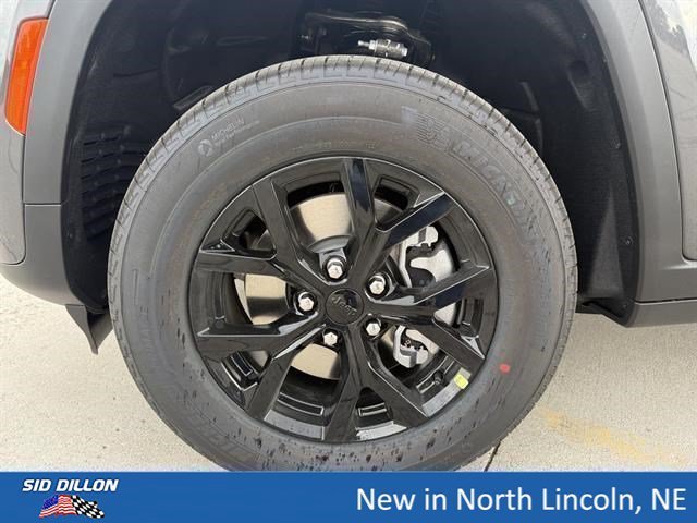 New 2026 Baltic Gray Metallic Clear-Coat Exterior Paint Jeep Laredo Altitude image 5