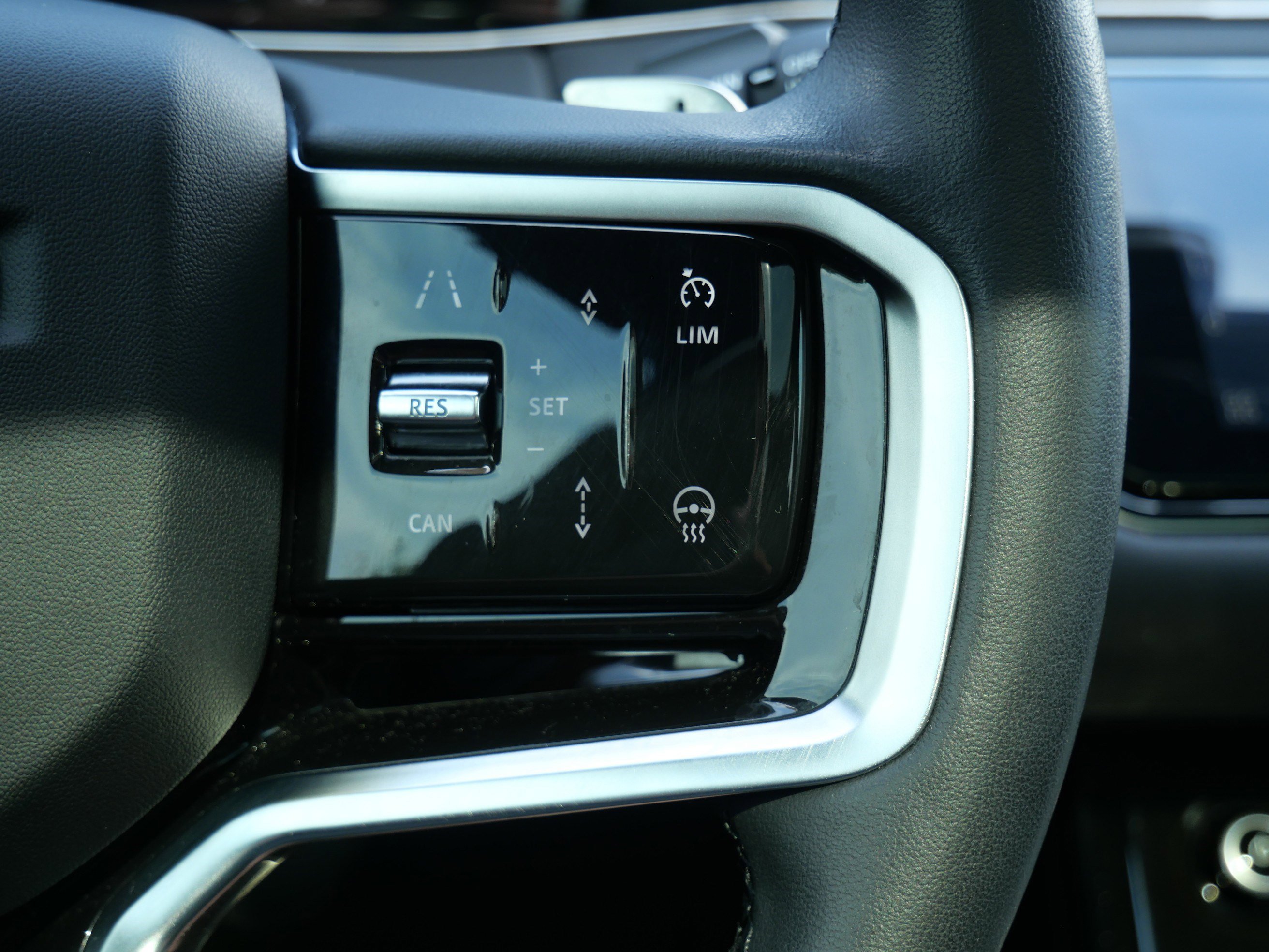 Used 2023 Fuji White Land Rover R-Dynamic SE image 23