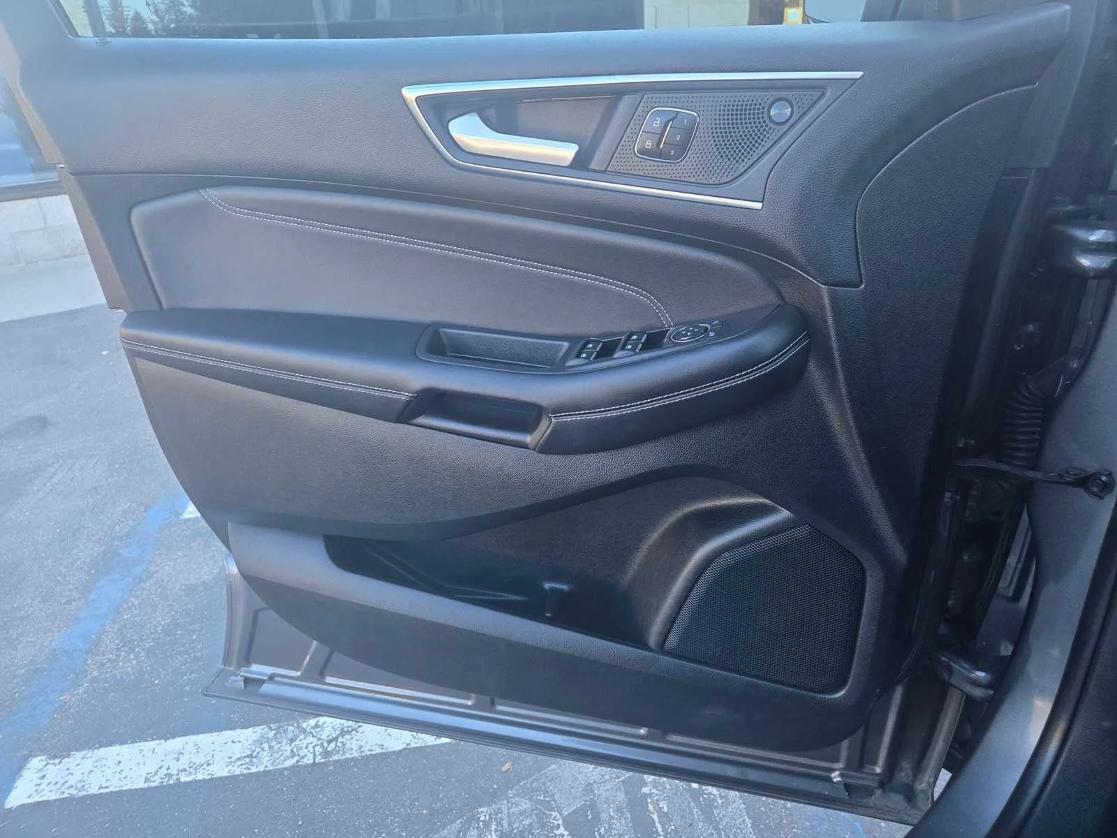 Used 2024  Ford Titanium image 25