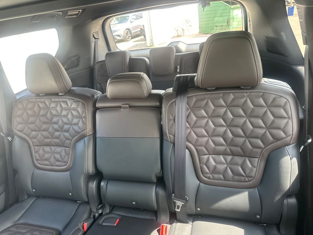 Used 2025 Black Nissan Platinum image 37