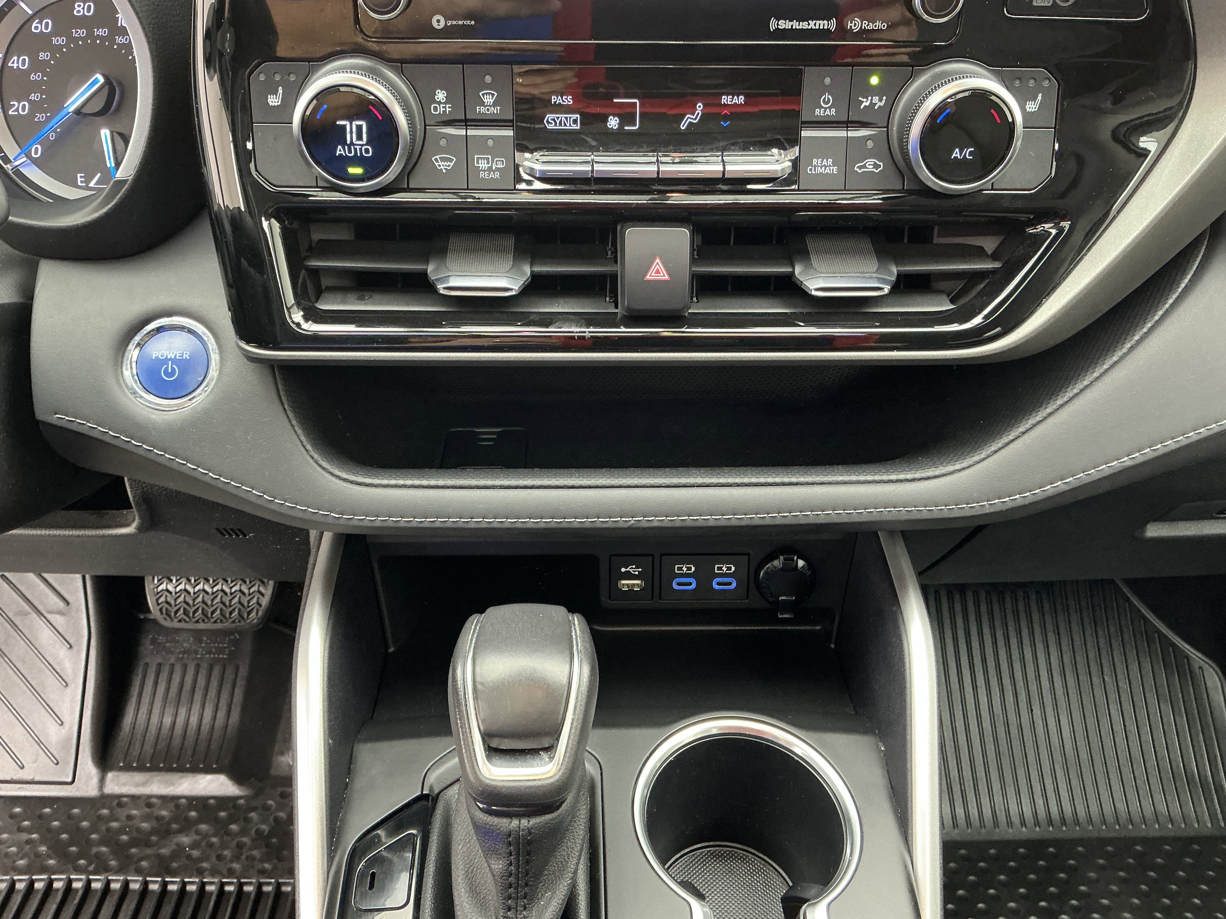 2022 Toyota Highlander XLE - Photo 12