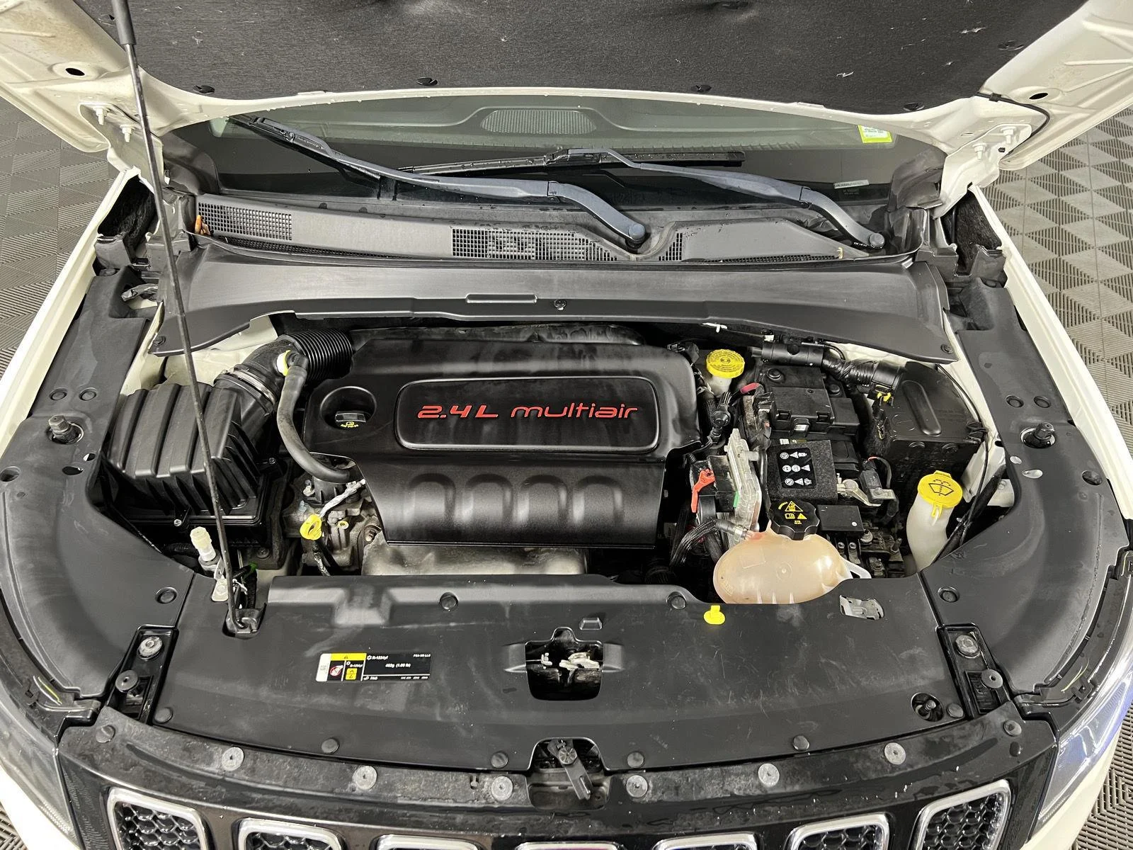 Used 2018 White Clearcoat Jeep Latitude image 23