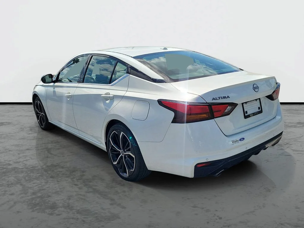 Used 2024 White Nissan 2.5 SR image 3