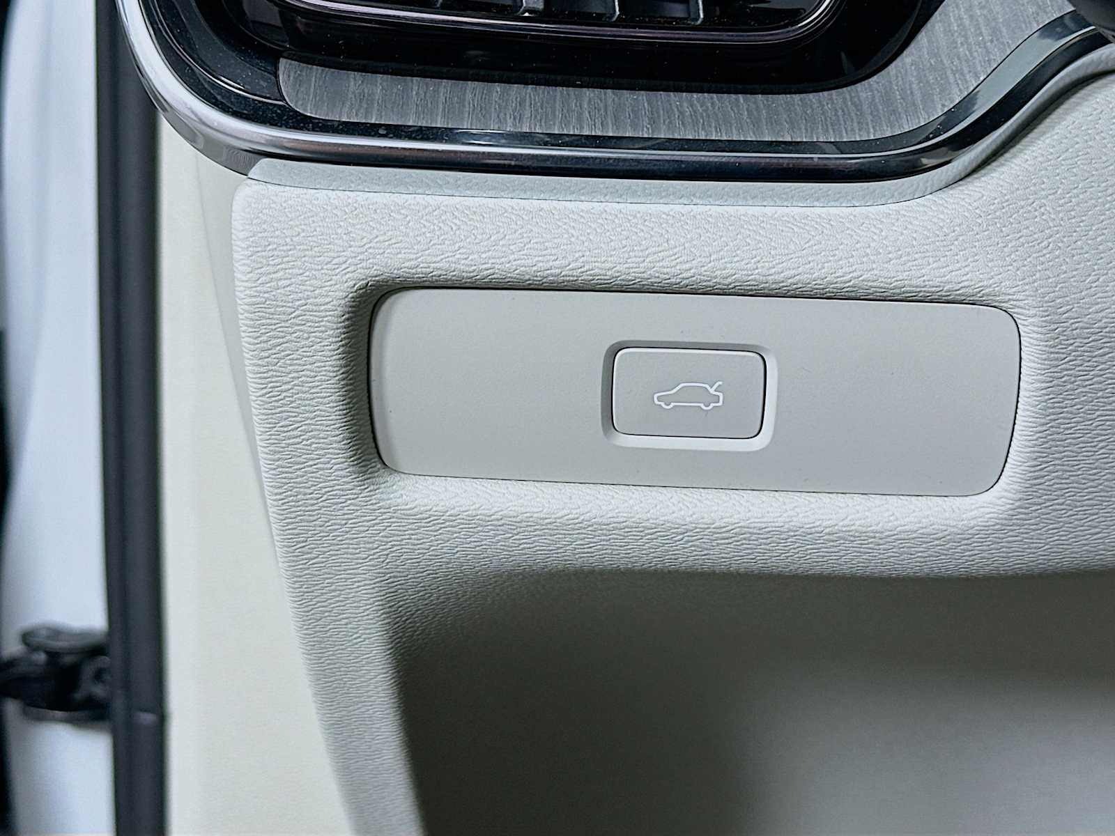New 2026 Crystal White Volvo Plus image 10