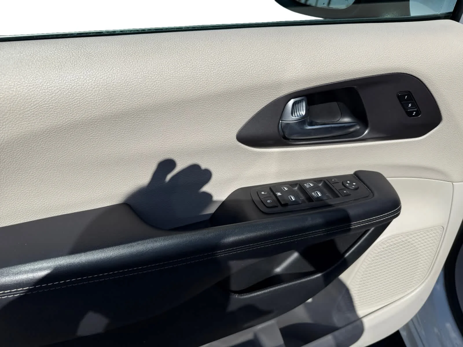 Used 2023 Bright White Clearcoat Chrysler Touring L image 10