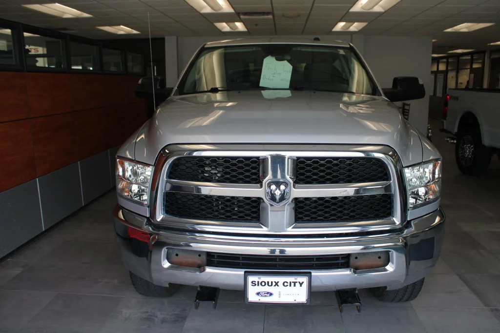 Certified Used 2018 Bright Silver Clearcoat Metallic Ram Tradesman image 2