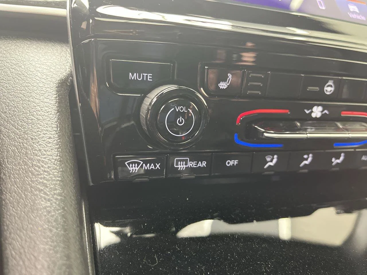 Used 2025 Silver Jeep Altitude X 4x4 image 22