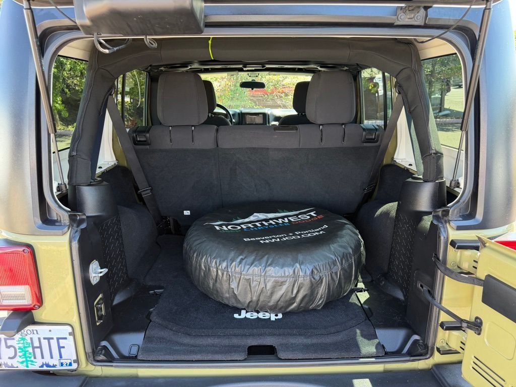 Used 2013 Commando Green Jeep Unlimited Sport image 9