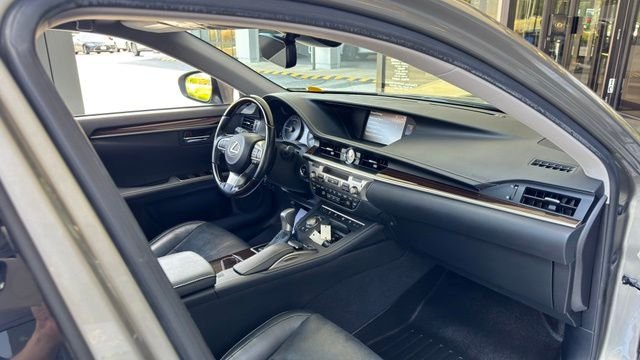 Used 2017 Atomic Silver Lexus 300h image 22