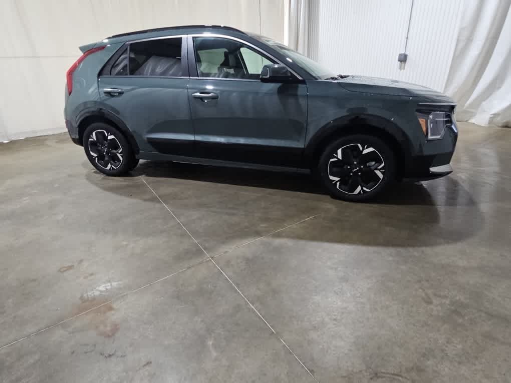 Used 2023 Cityscape Green Kia Wave image 7