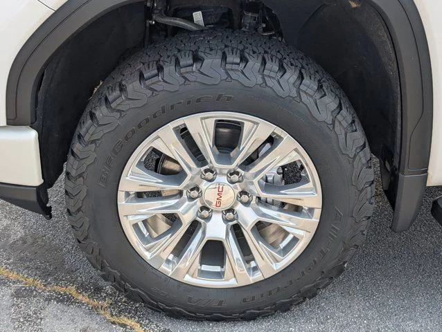 Used 2023 White Frost Tricoat GMC Denali image 13