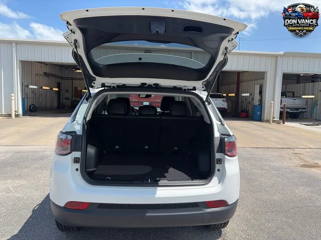 Used 2022 White Jeep Latitude Lux image 22