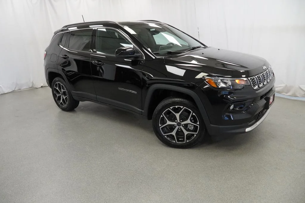 New 2026 Diamond Black Crystal Pearl-Coat Exterior Paint Jeep Limited image 12
