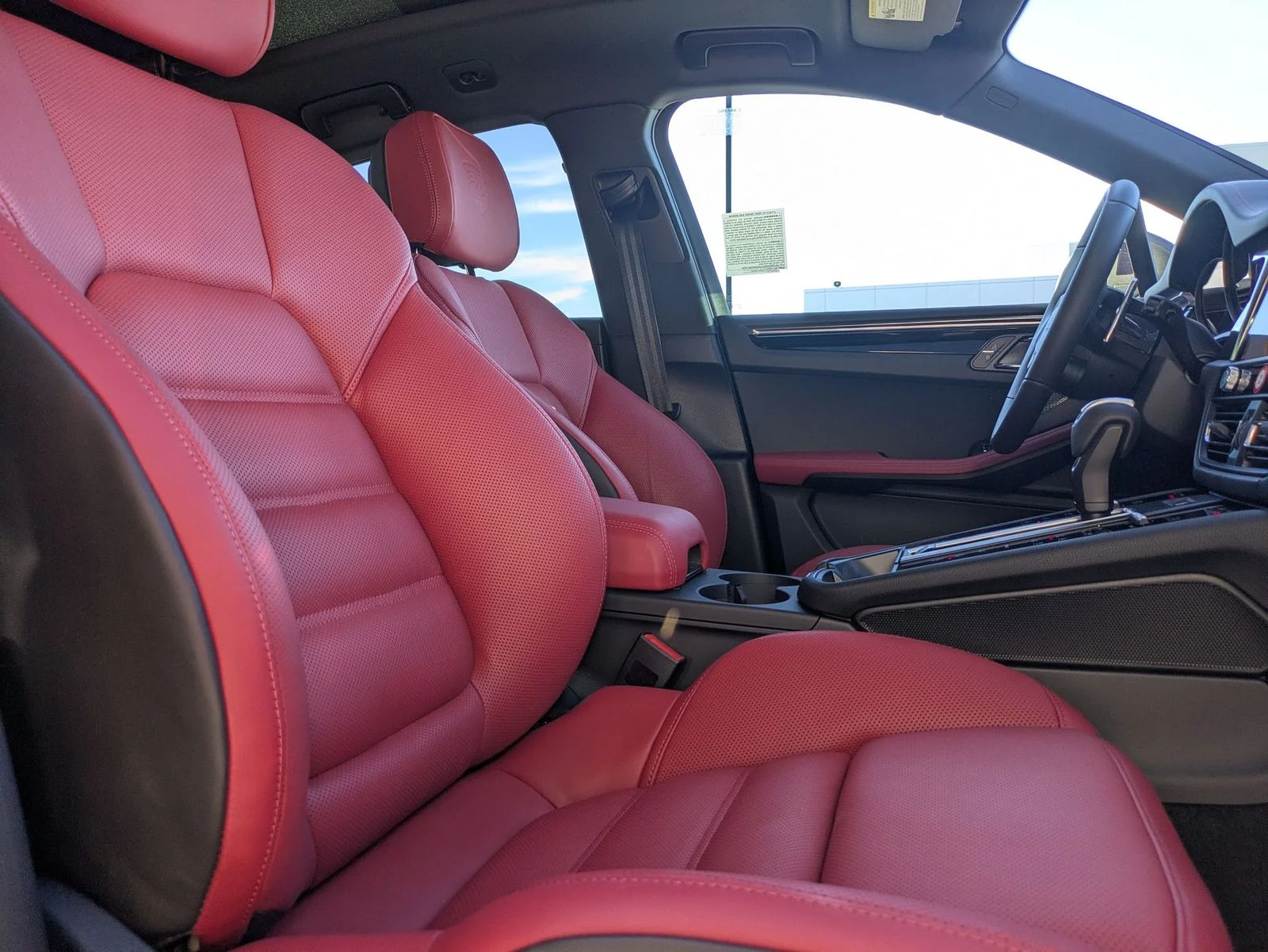 2026 Porsche Macan T - Photo 26