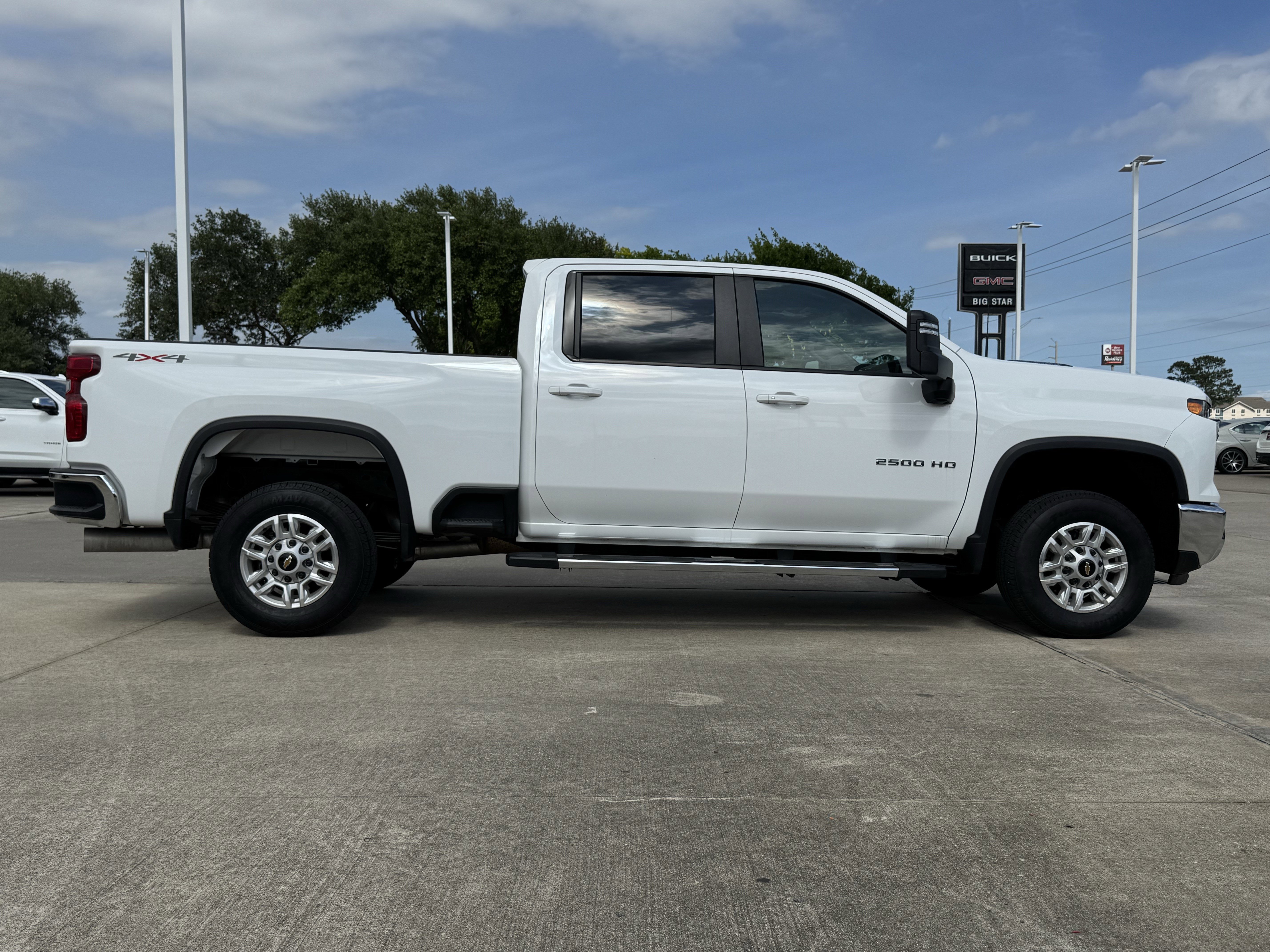 Used 2025 Summit White Chevrolet LT image 6