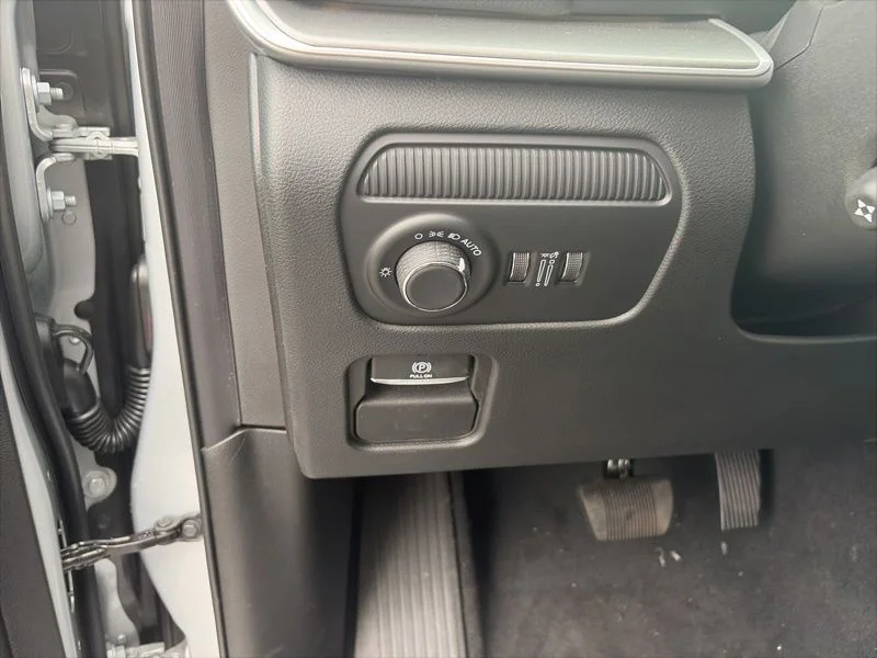 New 2026 Silver-Zynith Exterior Paint Jeep  image 19