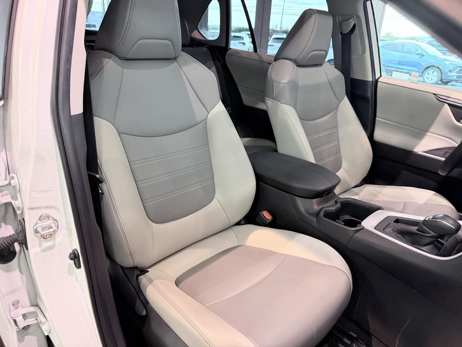 Used 2024 Wind Chill Pearl Toyota XLE Premium image 32