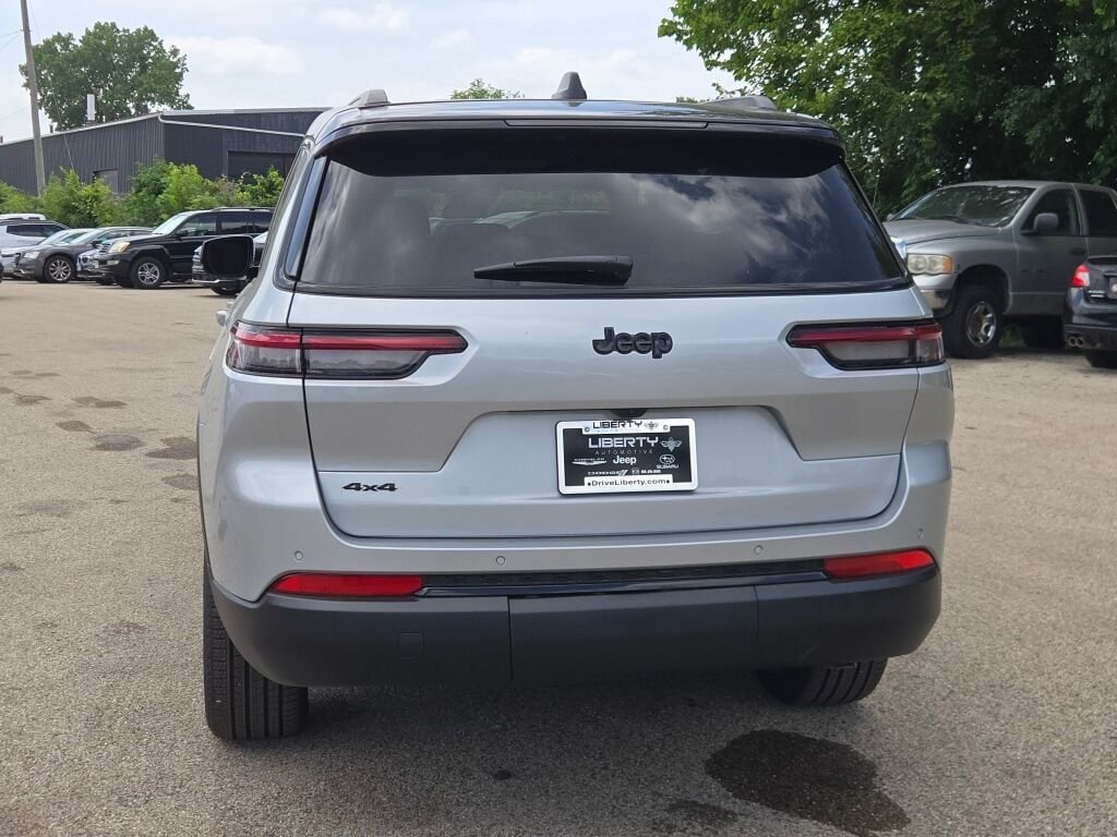 New 2025 Silver Zynith Exterior Paint Jeep Limited image 13