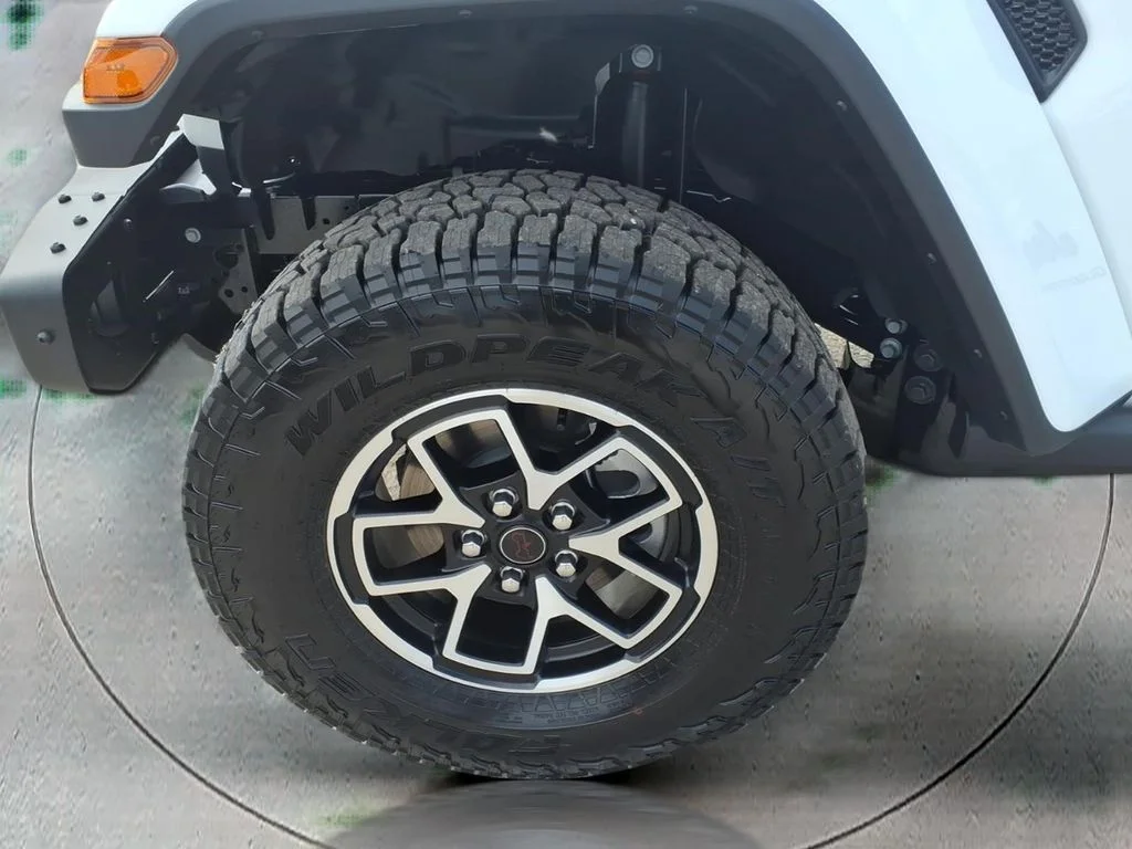 New 2026 Bright White Clear-Coat Exterior Paint Jeep Rubicon X image 4