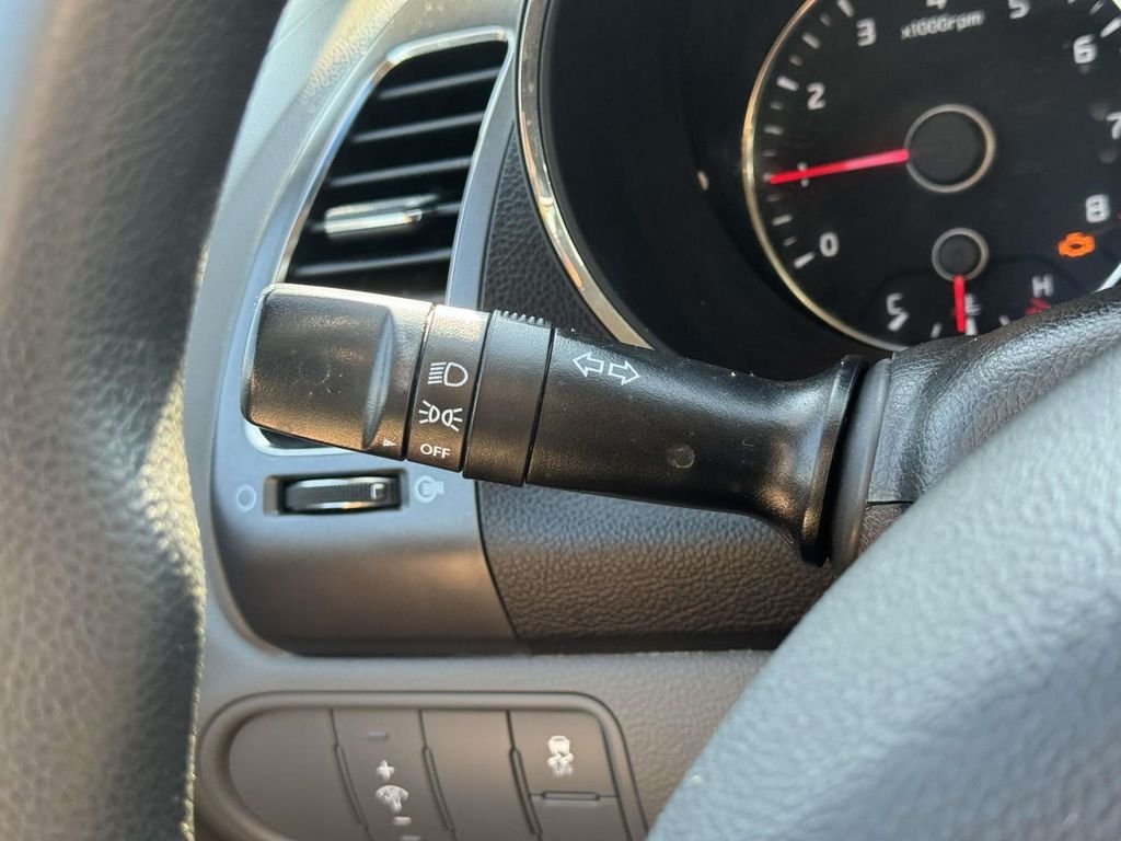 Used 2017 White Kia LX image 21