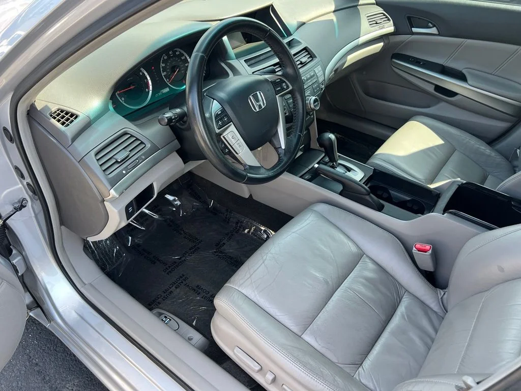 Used 2009 Alabaster Silver Metallic Honda EX-L image 10