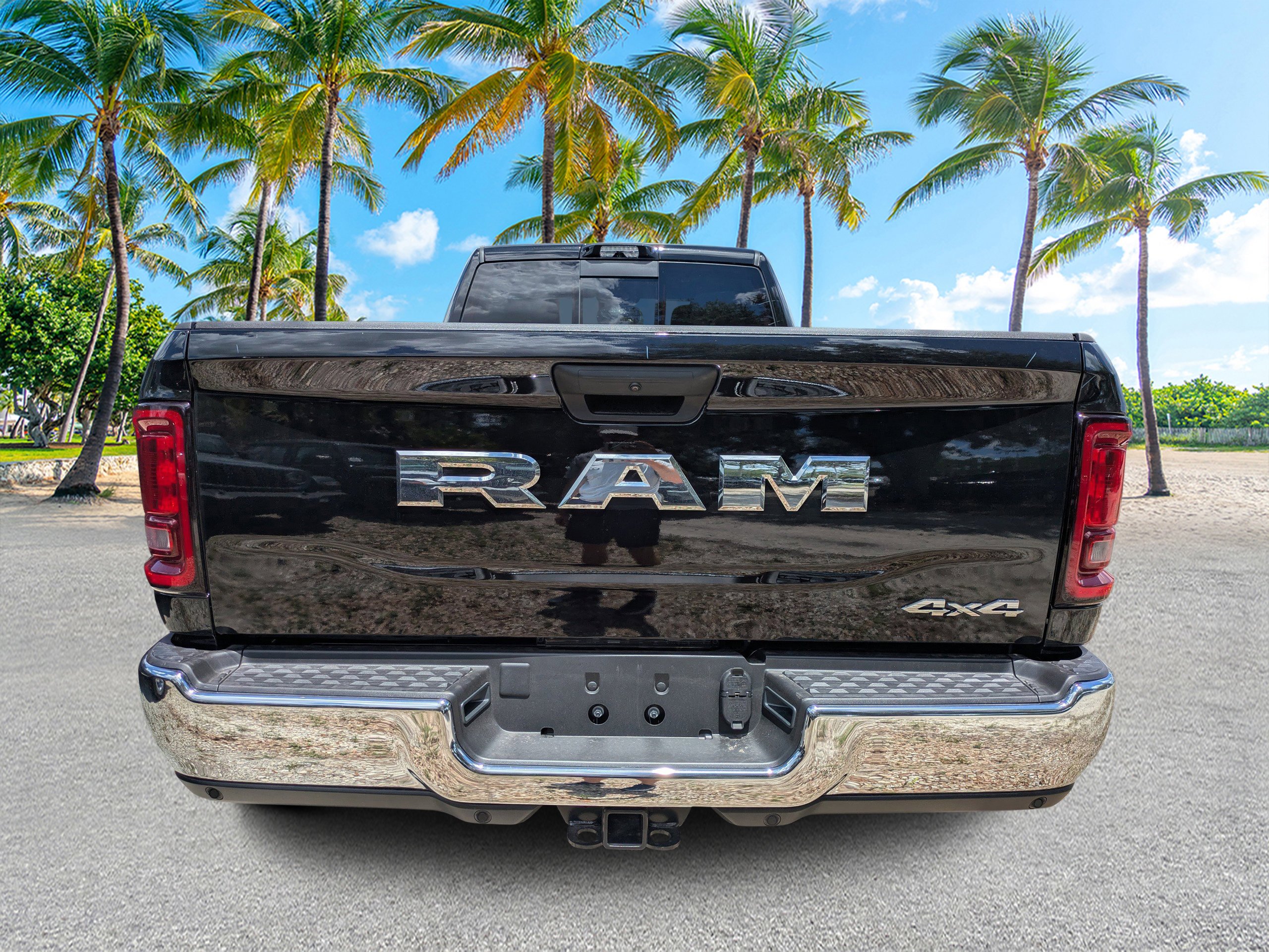 New 2026 Diamond Black Crystal Pearl-Coat Exterior Paint RAM Tradesman image 3