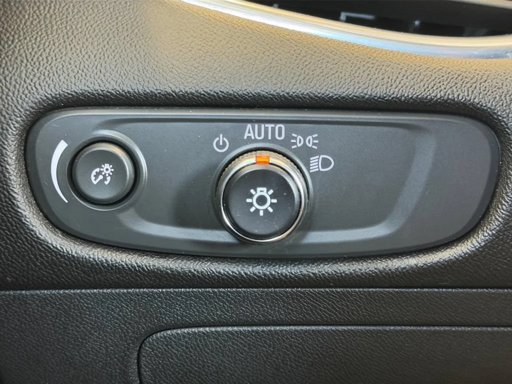 Used 2024 Summit White Chevrolet 2LT image 25