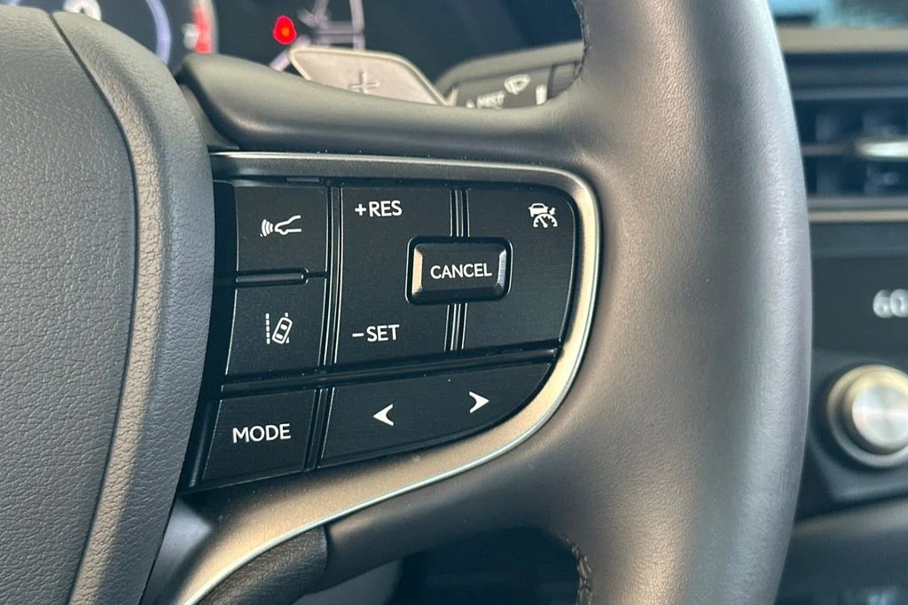 Used 2025 White Lexus 350 image 27