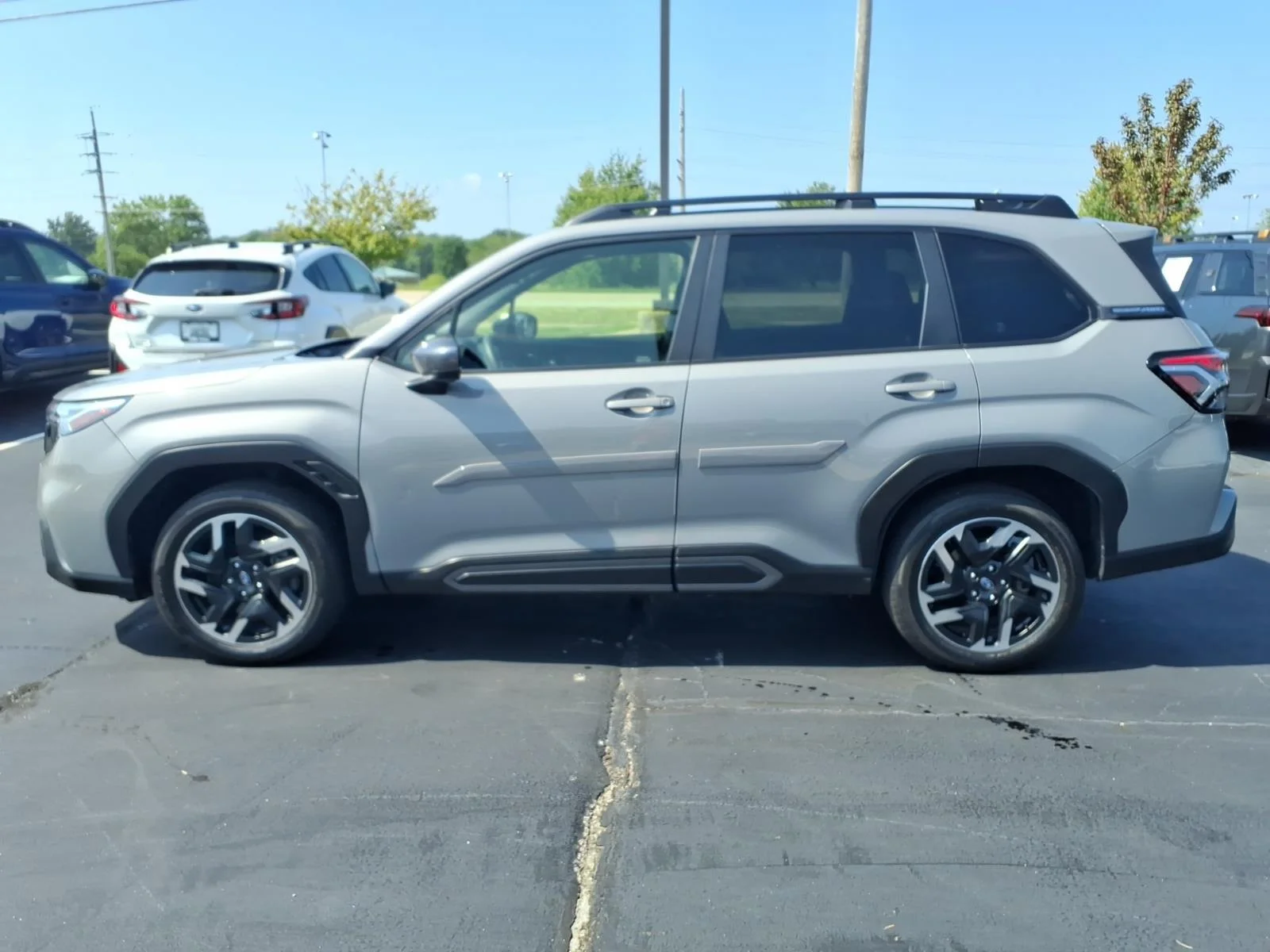 Used 2025 River Rock Pearl Subaru Limited image 4