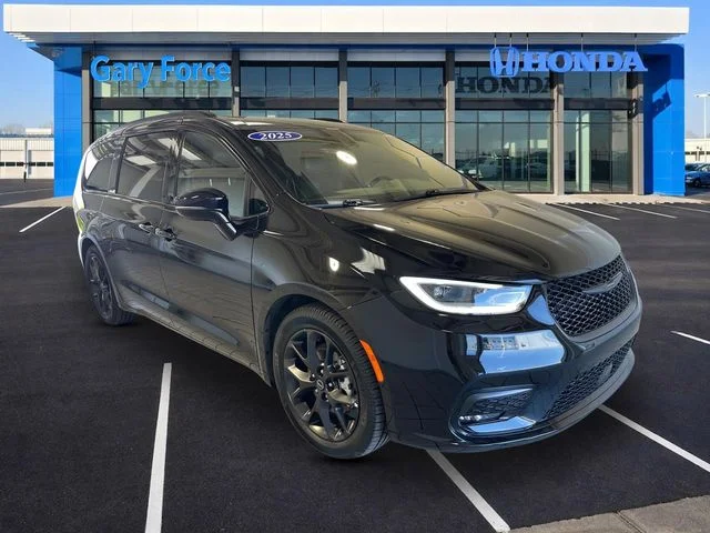 2025 Chrysler Pacifica Limited's photo