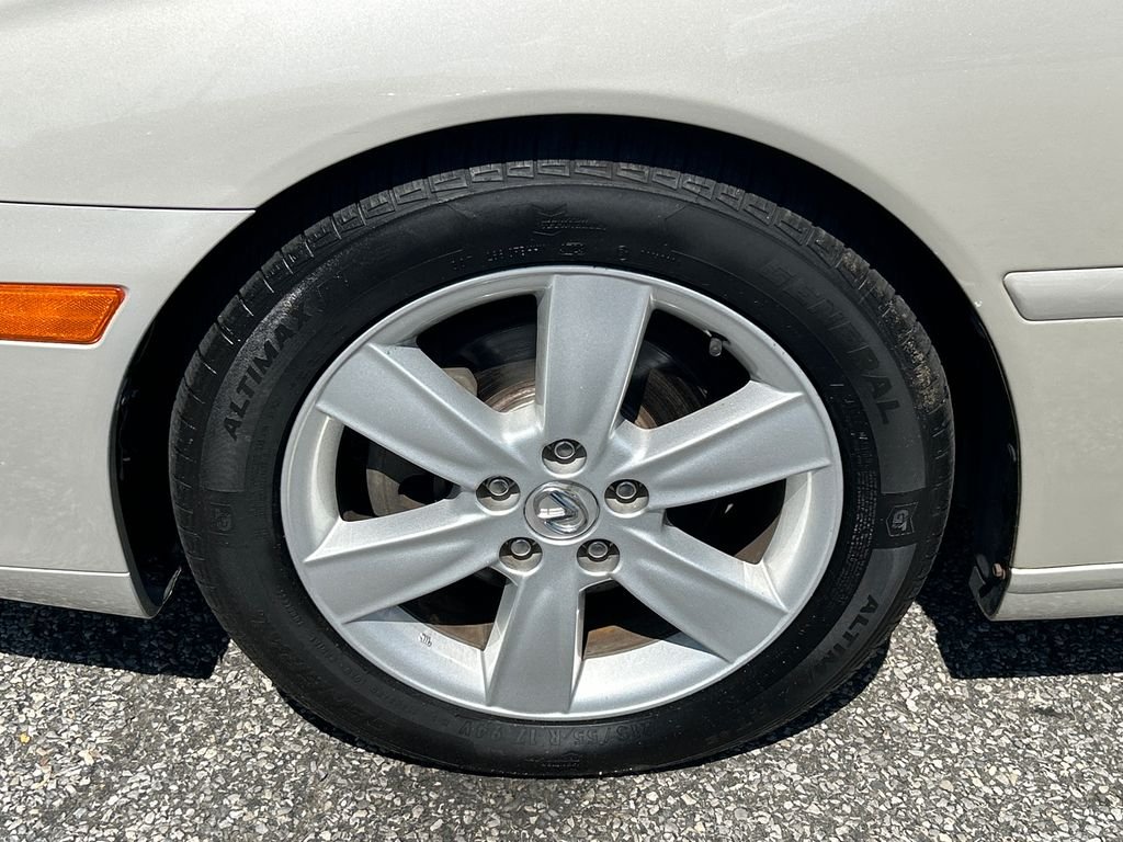 Used 2005  Lexus 330 image 8