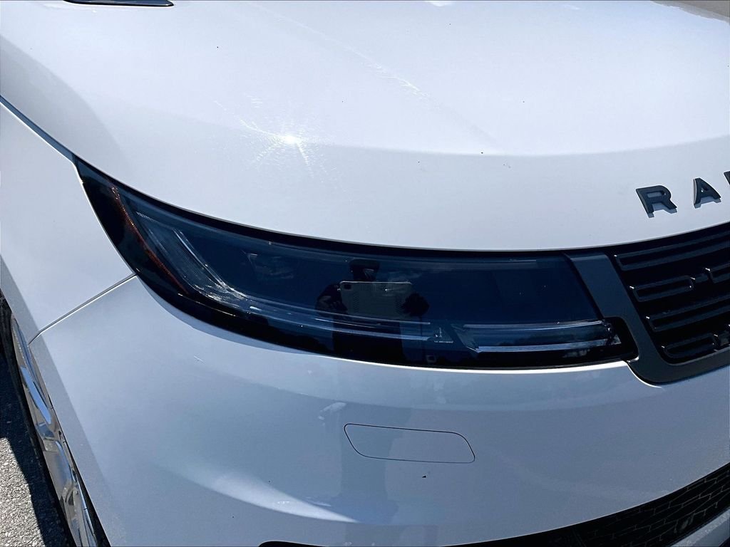 Used 2023 White Land Rover SE image 33