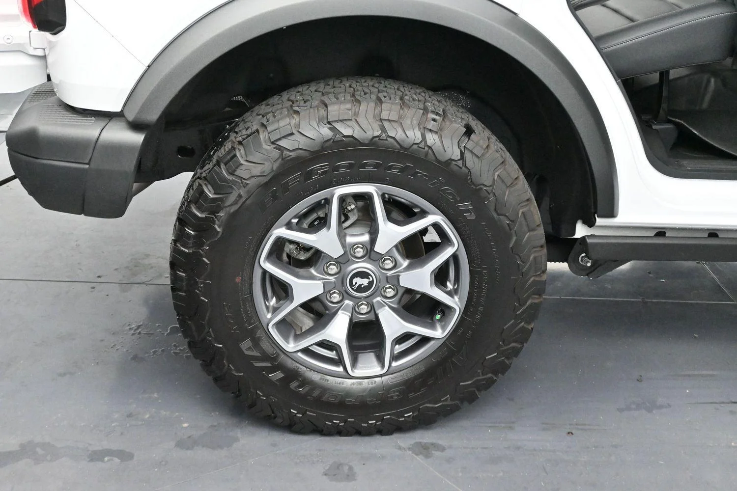 Used 2025 Oxford White Ford Badlands image 33