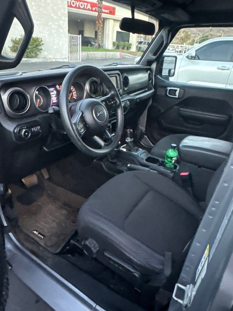 Used 2018 Billet Silver Metallic Clearcoat Jeep Sport image 9