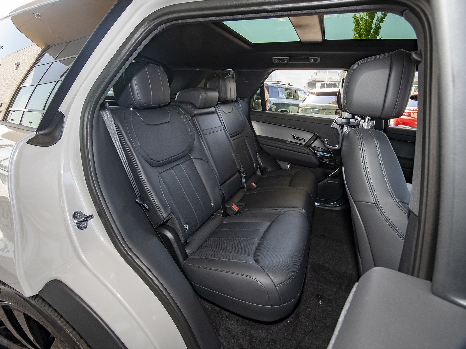 New 2026 Borasco Grey Land Rover SE image 46