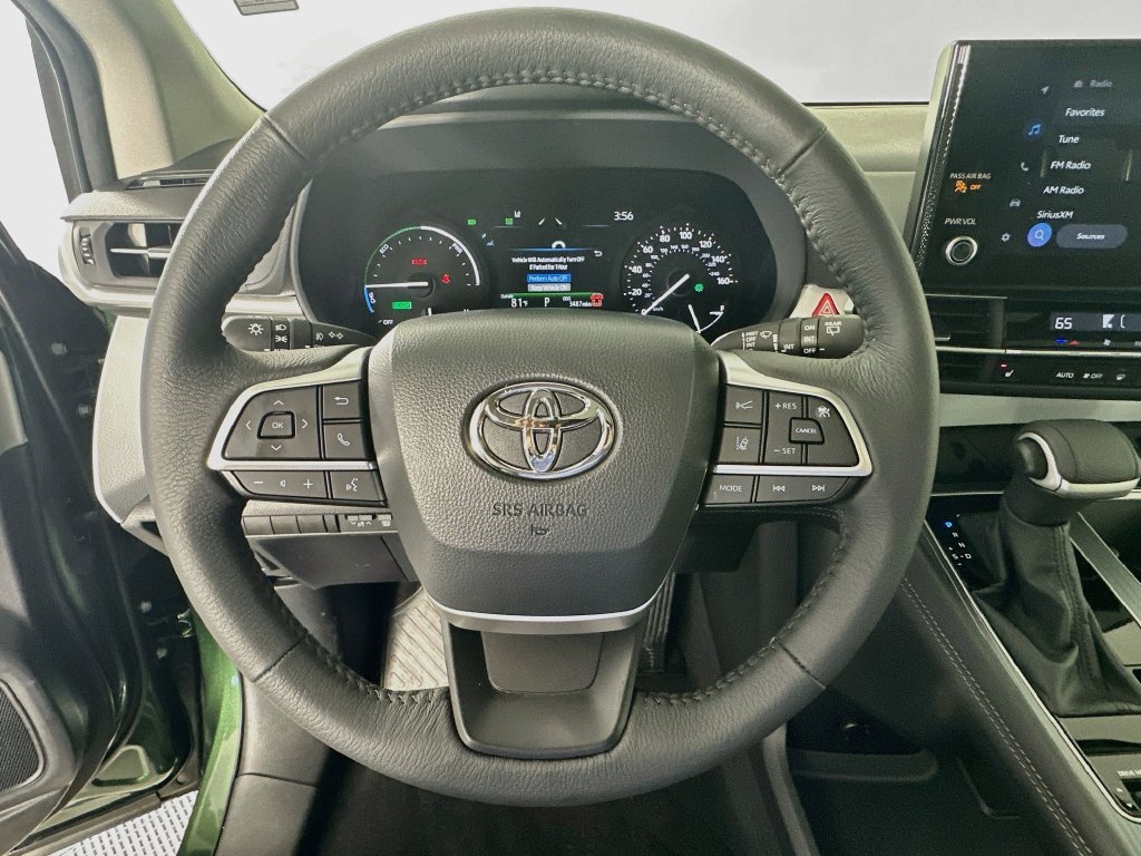Used 2025  Toyota XLE AWD image 11