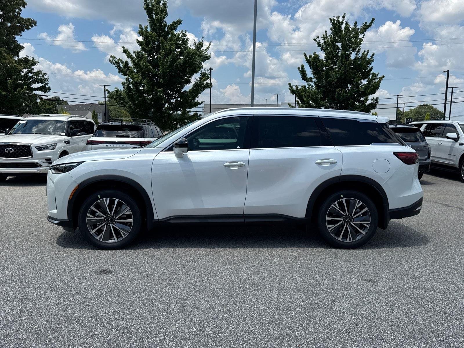 New 2027 RADIANT WHITE INFINITI Luxe FWD image 2