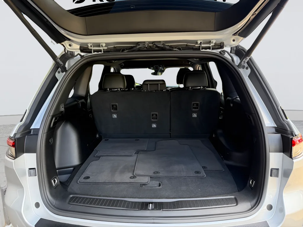 Used 2025 Silver Jeep Altitude image 32