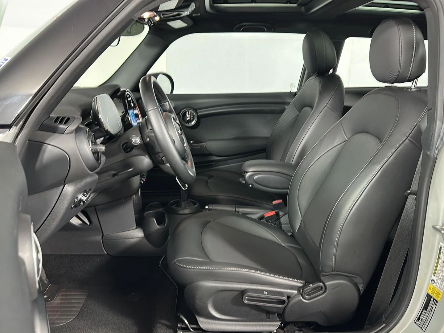 Used 2022 White Silver Metallic MINI Oxford Edition image 12