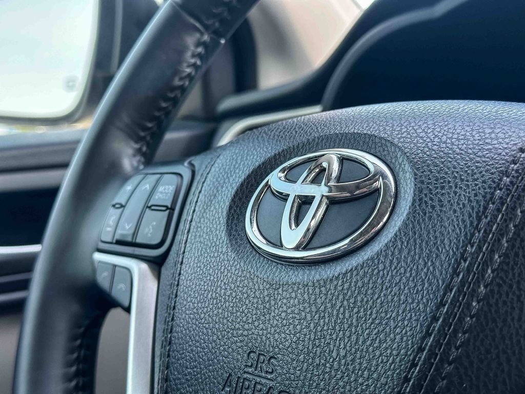 Used 2018 White Toyota XLE image 32