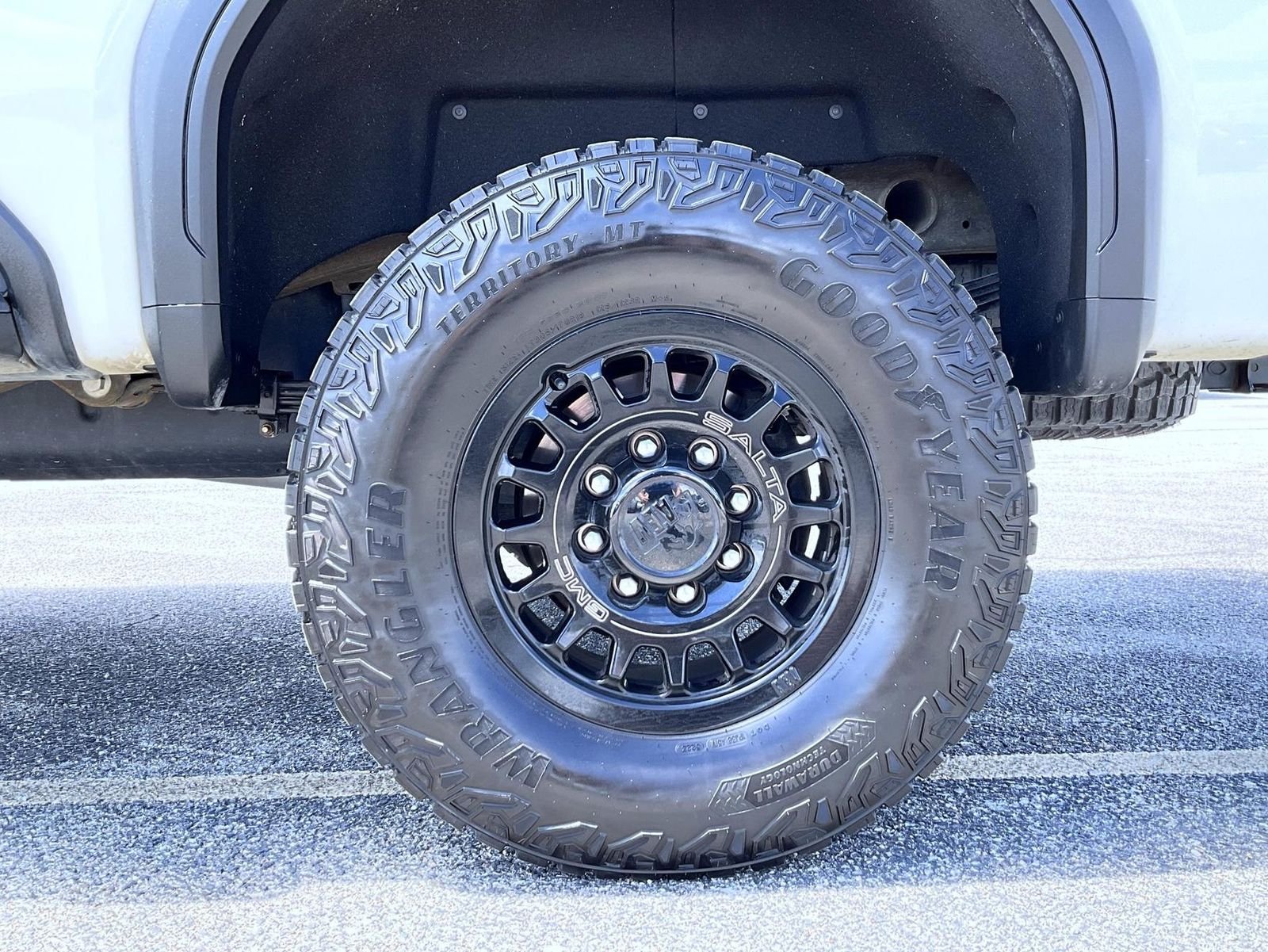 Used 2024 White GMC AT4X image 23