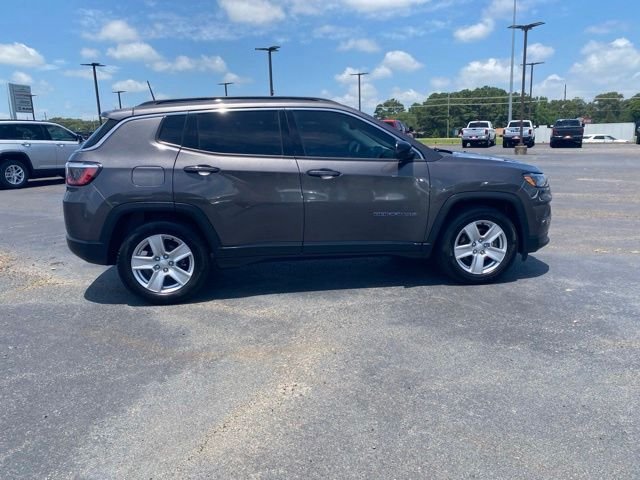 Used 2022 Granite Crystal Clearcoat Metallic Jeep Latitude image 9