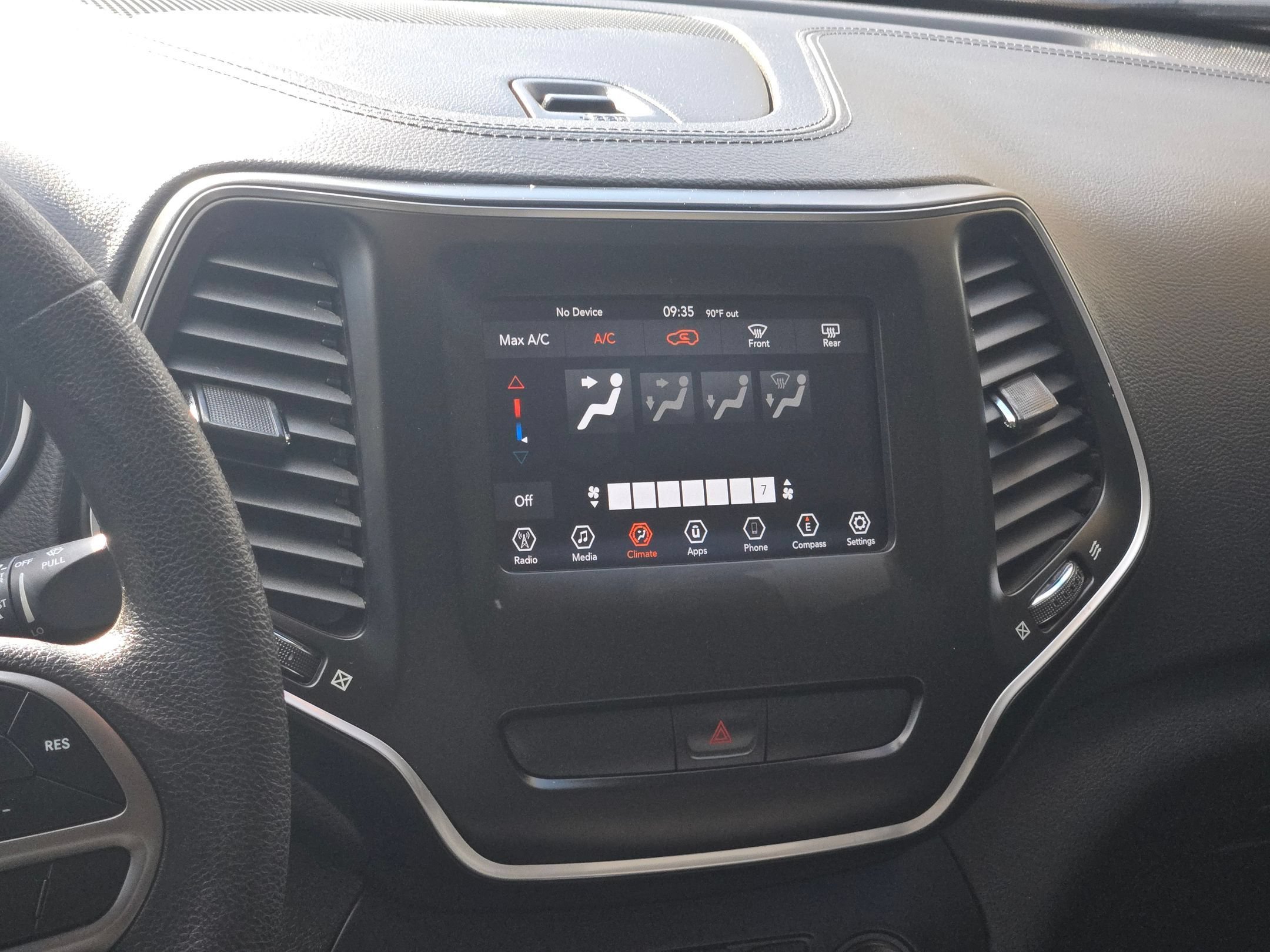 Used 2019 Diamond Black Crystal Pearlcoat Jeep Latitude image 17