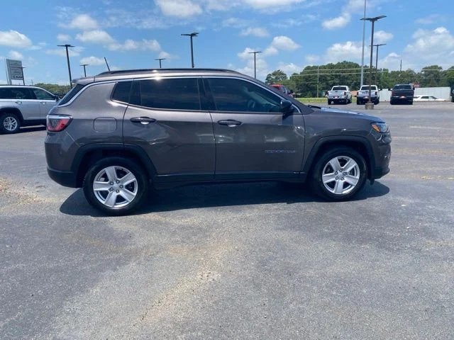 Used 2022 Granite Crystal Clearcoat Metallic Jeep Latitude image 9