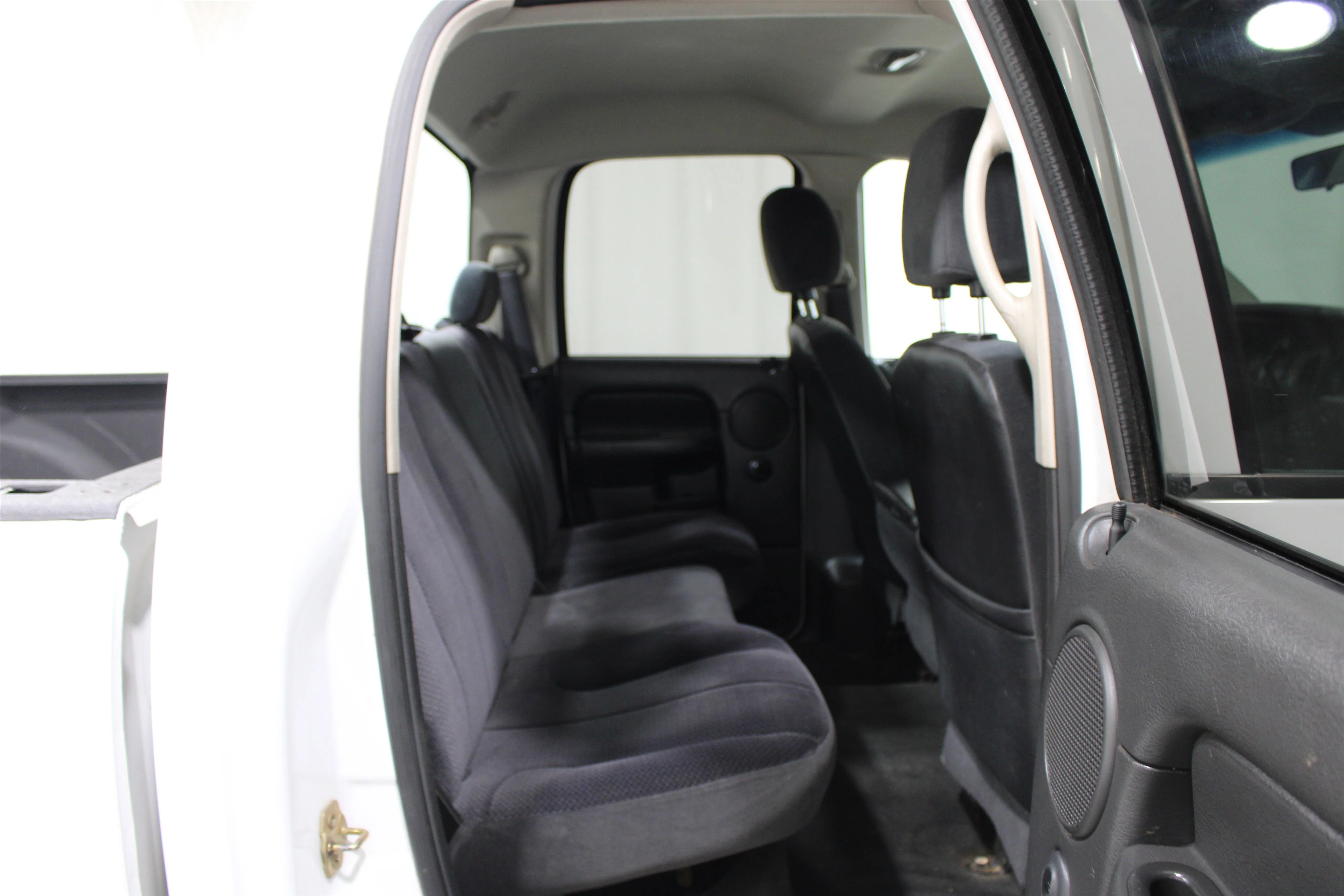 Used 2005 Bright White Dodge SLT image 19