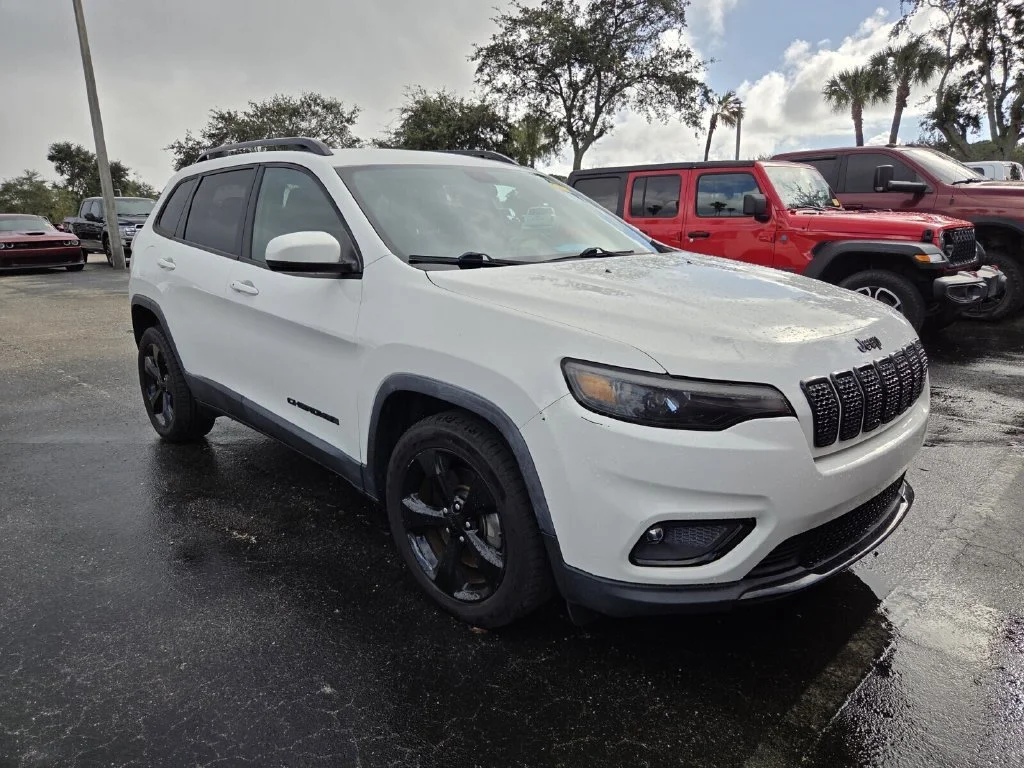 Used 2019 Pearl White Pearlcoat Jeep Altitude image 2