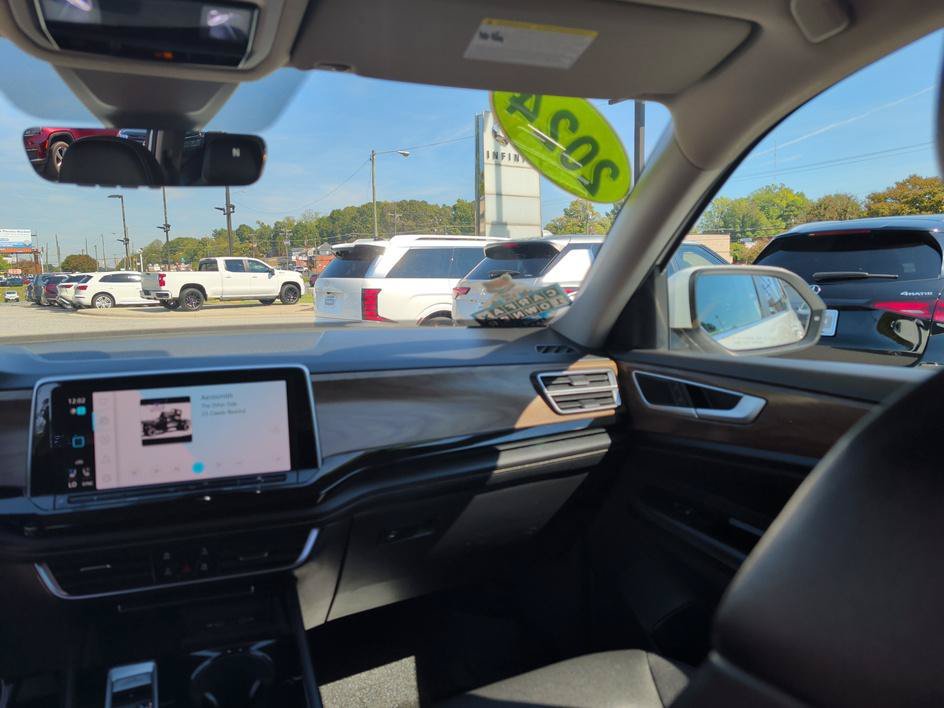 Used 2024 White Volkswagen 2.0T SE w/Technology image 10